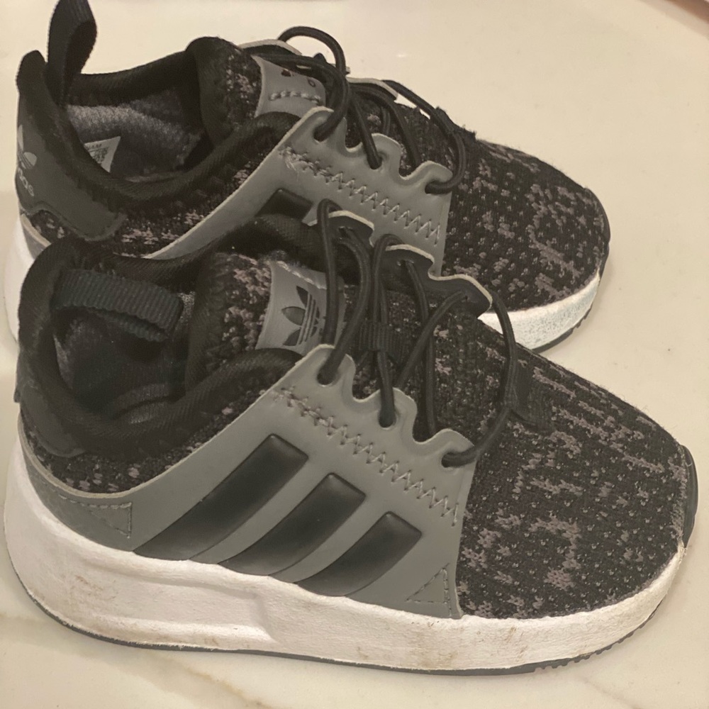 Adidas baby shoes sz 4K. Black/gray.